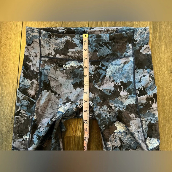 Lululemon Speed Up Tight in Screen Camo Multi blue/black Size 8 - Picture 2 of 9